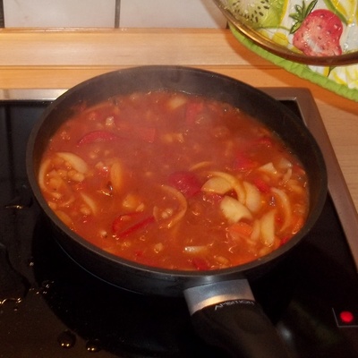 Paprika, Möhren, Zwiebeln, Suppengrün - alles
      frisch; dazu aus der Dose noch weiße Bohnen. Mit einer Soße nach
      Wahl ein paar Minuten in der Pfanne erwärmen.